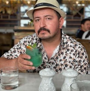 Meet your Posher, Afrodicio